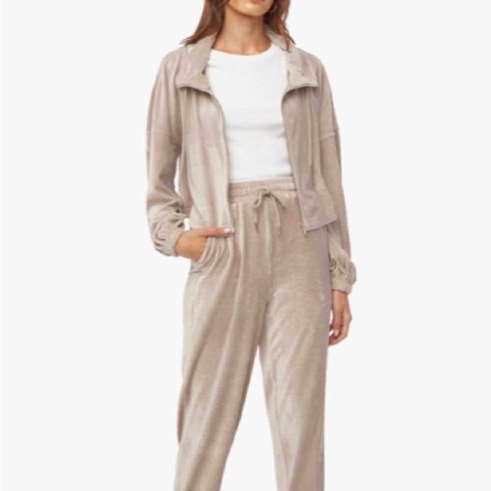 JustFab NWT Cozy Velour Zip Front Sweatshirt - Picture 6 of 16